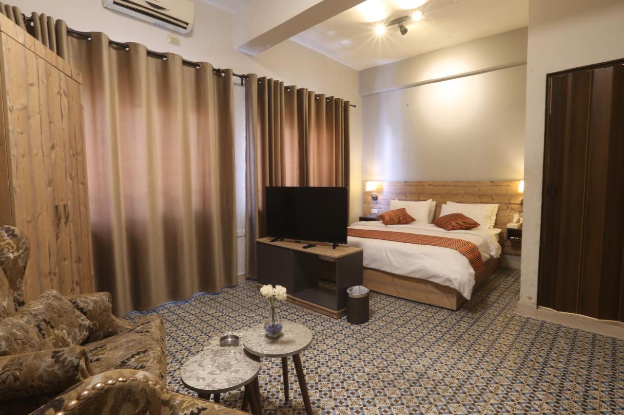 Riviera Hotel Амман Экстерьер фото